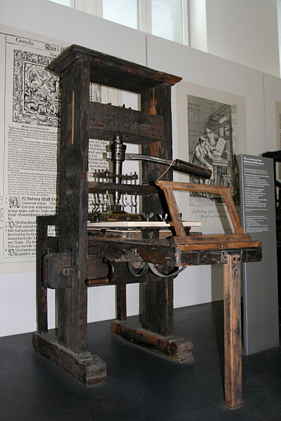خدمات یوهانس گوتنبرگ مخترع ماشین چاپ به صنعتی که بعدا طراحی گرافیک را شکل داد