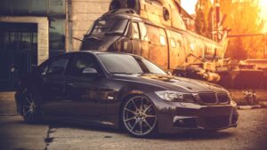 دانلود رایگان والپیپر ماشین BMW کنار هلیکوپتر 4k | کد 1426