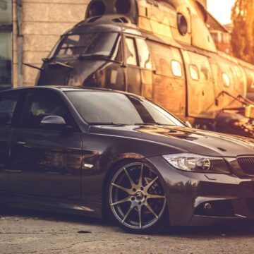 دانلود رایگان والپیپر ماشین BMW کنار هلیکوپتر 4k | کد 1426